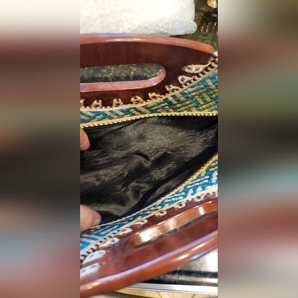 Vintage Mid Century Blue and Cream Straw Woven Handbag w/ Wooden Handles - Picture 9 of 12